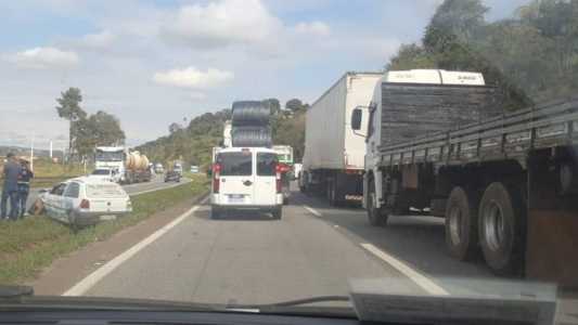 O acidente no KM 887 em Cambuí envolveu dois carros e um ônibus