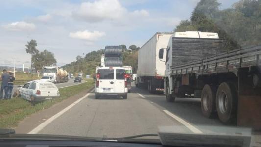 O acidente no KM 887 em Cambuí envolveu dois carros e um ônibus