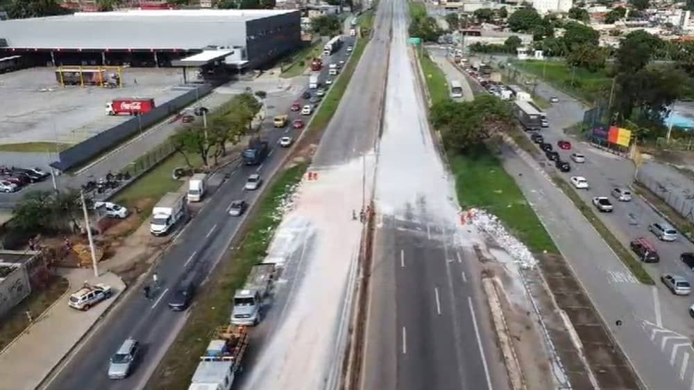 Tinta no Anel Rodoviário: limpeza deve durar de 3 a 5 horas