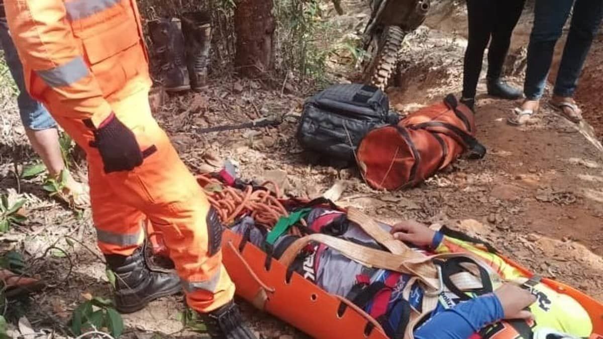 Vídeo: motociclista é resgatado após cair em trilha e fraturar a perna no interior de Minas