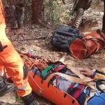 Vídeo: motociclista é resgatado após cair em trilha e fraturar a perna no interior de Minas