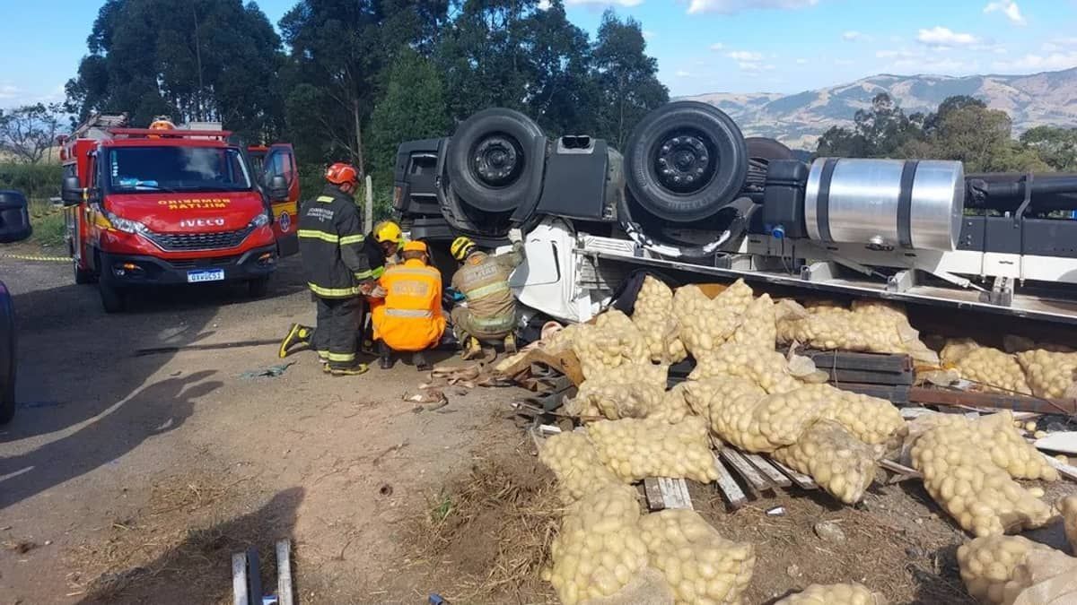 Caminhão de batatas capota e motorista morre preso às ferragens em Minas