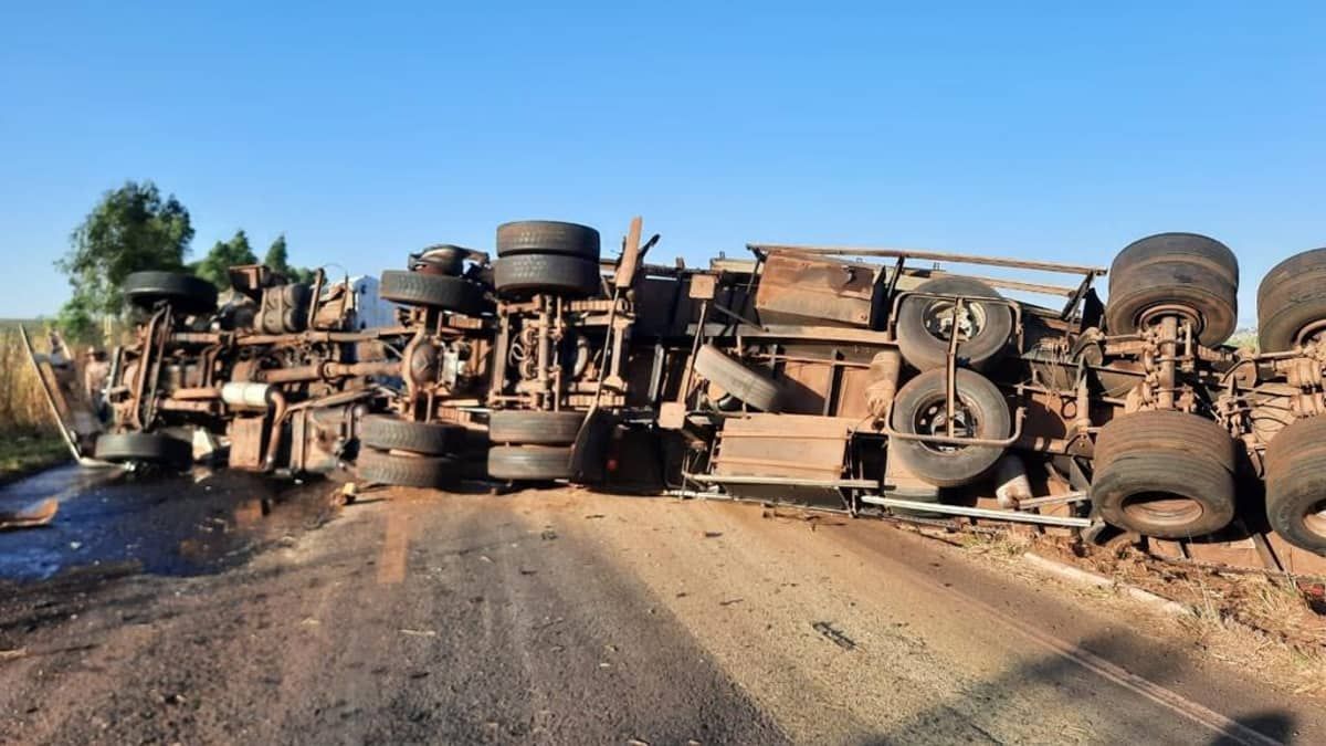 Batida frontal entre carretas deixa um morto e outro ferido na BR-497