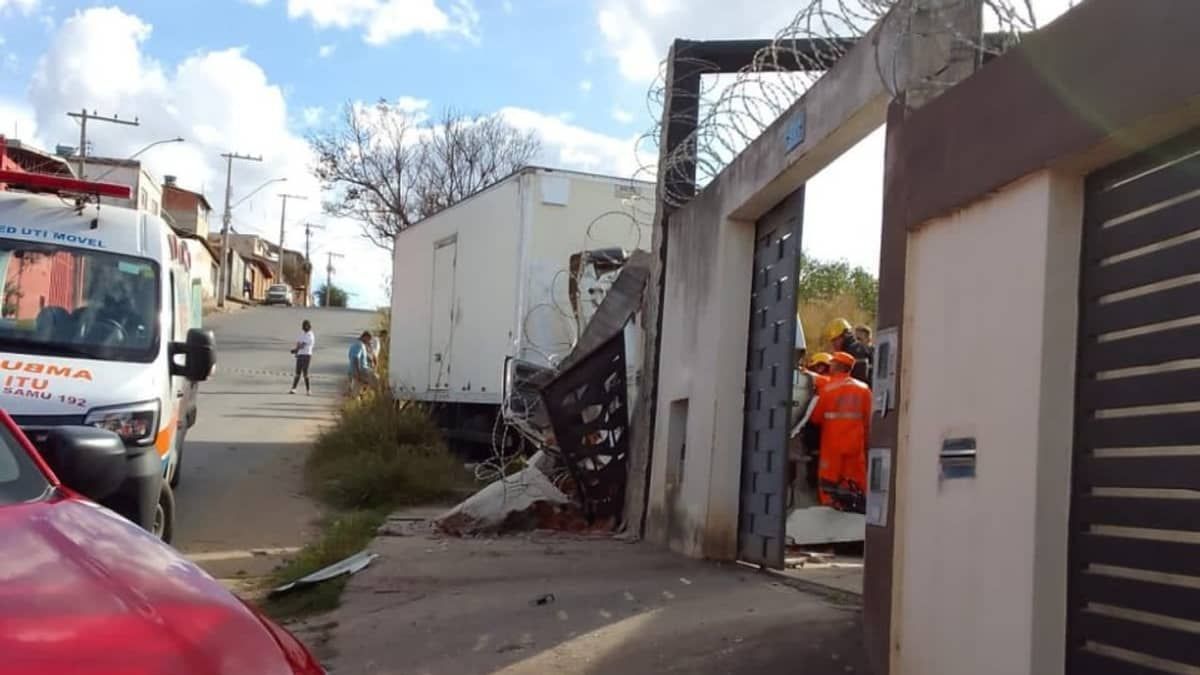 Caminhão acerta muro e motorista morre preso às ferragens no interior de Minas