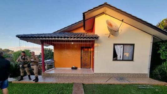 O suspeito teria invadido a casa de familiares do namorado de sua filha e disparado contra o casal, que morreu no local