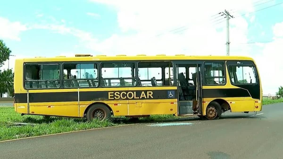 Jovem de 17 anos assume direção de ônibus escolar e evita acidente após motorista passar mal 