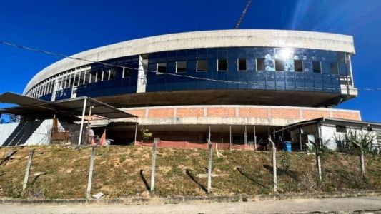 O alarme da lanchonete disparou e vigilantes da obra da Catedral Cristo Rei encontraram o jovem na cozinha