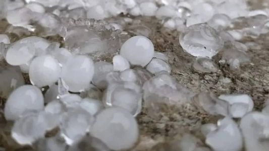 O alerta de chuva é válido até as 8h desta segunda-feira (13), e o alerta de granizo pelas próximas 2 horas