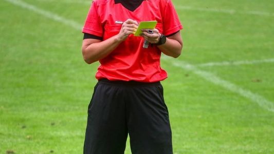 O árbitro foi agredido após confusão por um cartão amarelo