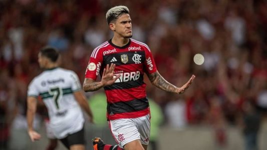 O artilheiro Pedro em ação pelo Flamengo, em 2023, no Maracanã