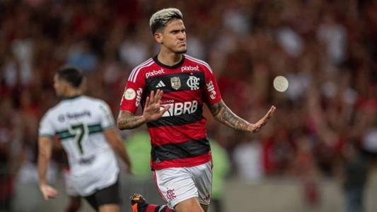 O artilheiro Pedro em ação pelo Flamengo, em 2023, no Maracanã