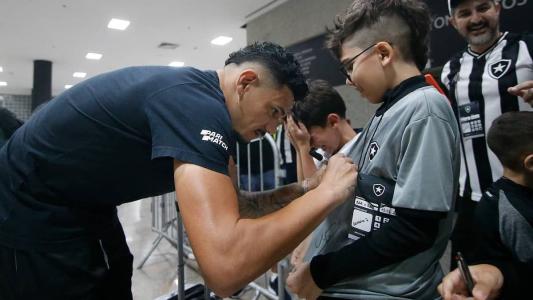 O artilheiro Tiquinho Soares na chegada ao Estádio Nilton Santos, neste sábado (15)