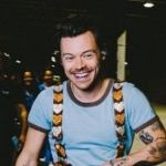 Harry Styles é atingido no olho por objeto arremessado durante show