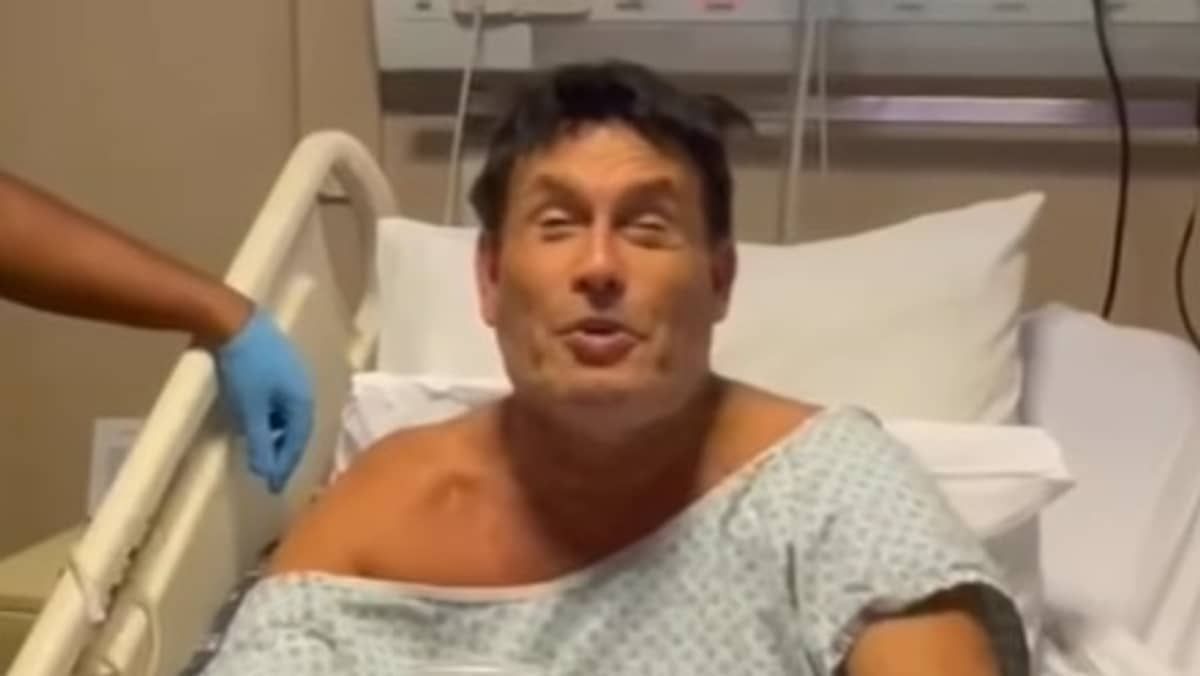 Sérgio Mallandro tranquiliza fãs após cirurgia: 'Daqui a pouquinho estou dando cambalhota'  