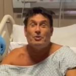 Sérgio Mallandro tranquiliza fãs após cirurgia: 'Daqui a pouquinho estou dando cambalhota'  