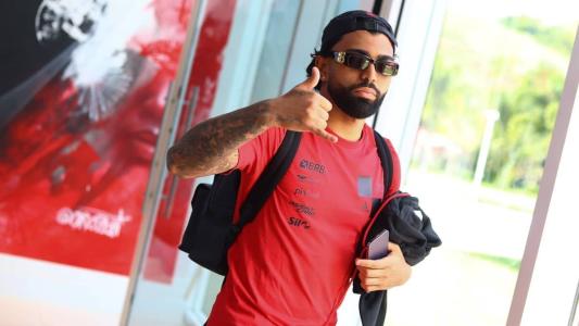O atacante Gabigol, do Flamengo, no embarque para Buenos Aires