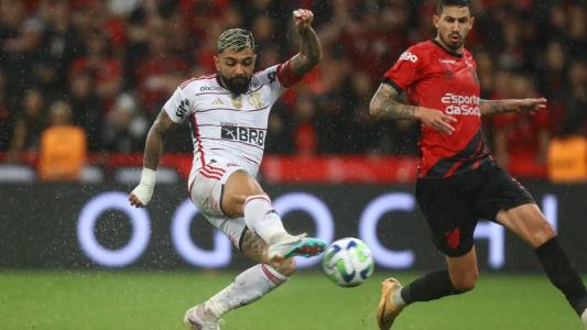 O atacante Gabigol em ação na partida entre Flamengo e Athletico, na Arena da Baixada