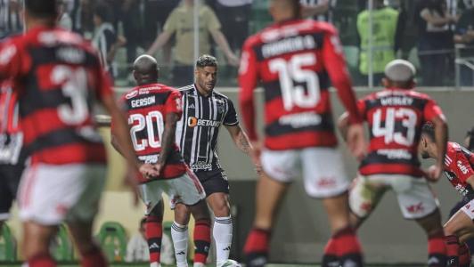 O atacante Hulk, do Atlético, observado por defensores do Flamengo