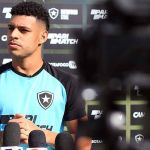 Atacante reforça felicidade de estar no Botafogo, mas deixa futuro em aberto