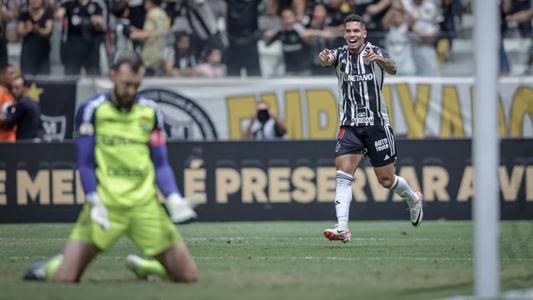 O atacante Paulinho marcou para o Atlético, após tabela com Hulk