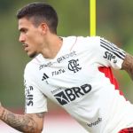 Atacante deve reforçar o Flamengo contra o Corinthians
