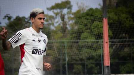 O atacante Pedro em atividade no Ninho do Urubu, nesta sexta (4), no Rio de Janeiro