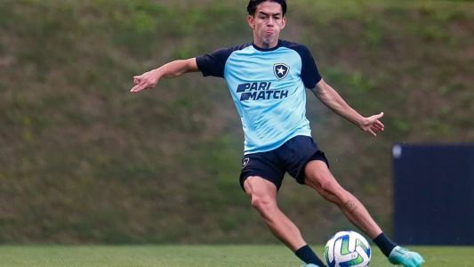 O atacante Segovinha em atividade no CT do Botafogo