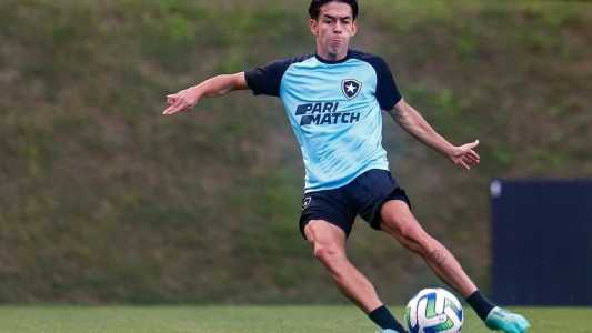 O atacante Segovinha em atividade no CT do Botafogo