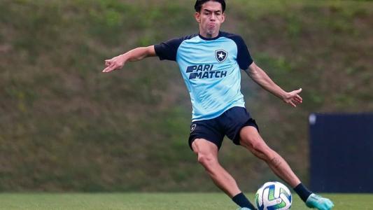 O atacante Segovinha em atividade no CT do Botafogo