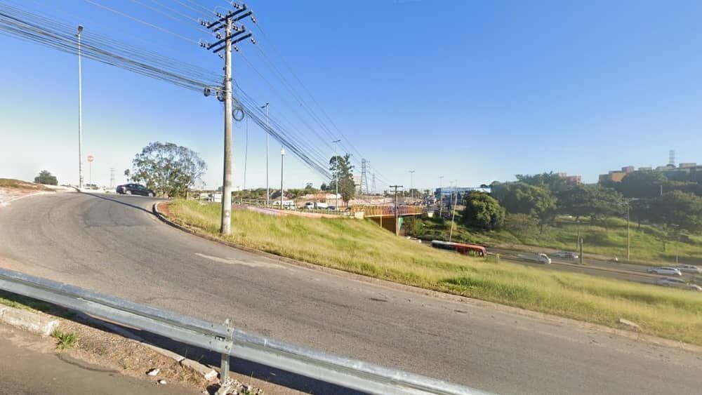 Viatura da PM é alvejada por tiro e policial fica ferido na Grande BH