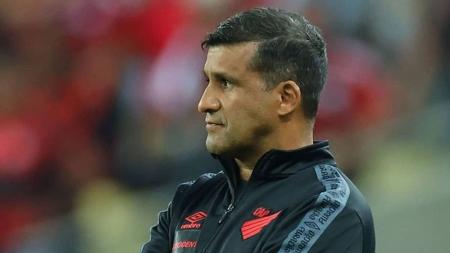 O Athletico de Wesley Carvalho enfrenta o Bolívar na Libertadores