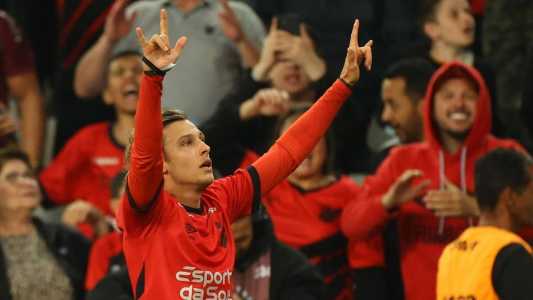 O Athletico venceu o Coritiba neste domingo (14)