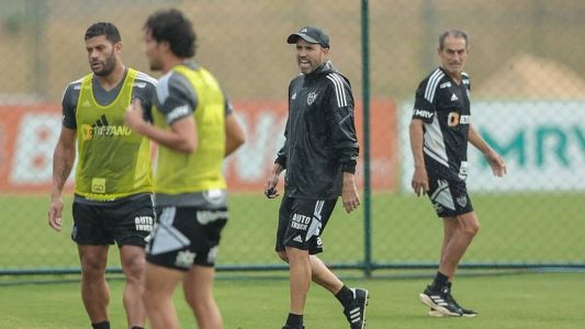 O Atlético conta com Hulk, Pavón, Vargas, Paulinho e o lesionado Kardec no elenco