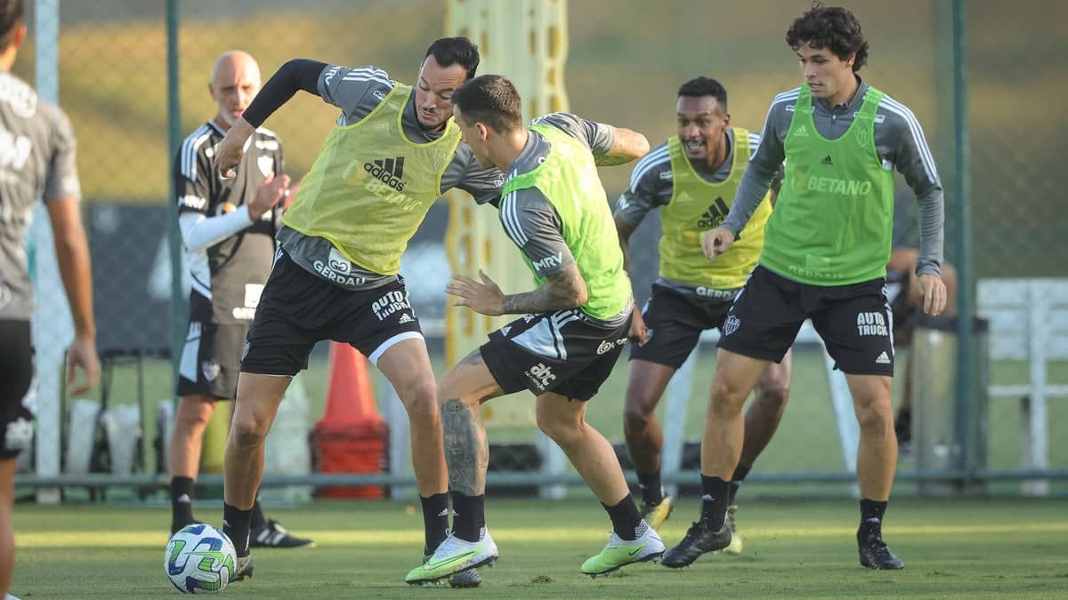 Atlético: Coudet intensifica atividade de 'perde-pressiona' durante treino