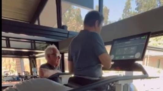 O ator publicou um vídeo em que aparece caminhando durante uma sessão de fisioterapia