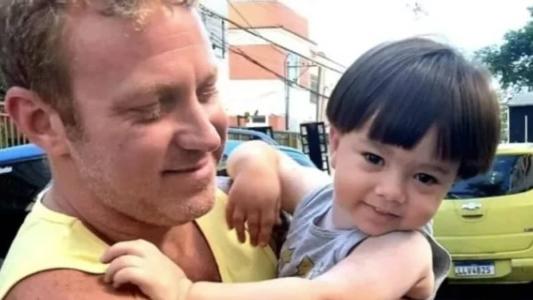 O ator Sérgio Hondjakoff reencontrou o filho de dois anos após passar dez meses internado para tratar da dependência química
