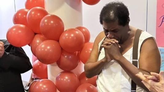 O ator Tony Tornado fez 93 anos nessa sexta-feira (26) e recebeu uma festa surpresa dos colegas de elenco