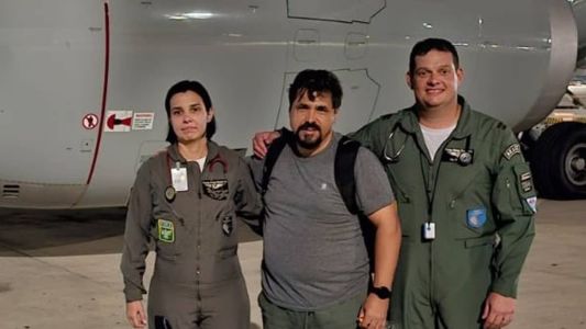 O avião está transportando 213 pessoas