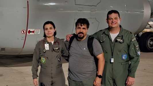 O avião está transportando 213 pessoas