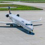 Passageiro abre porta de avião em movimento, pula na asa e é levado para hospital