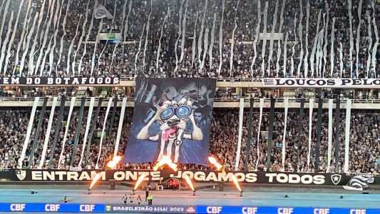 O bandeirão da torcida do Botafogo com a imagem da taça do Brasileirão à vista