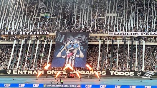 O bandeirão da torcida do Botafogo com a imagem da taça do Brasileirão à vista