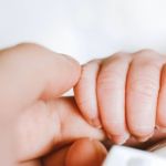Mulher dá à luz em banheiro de hospital e abandona bebê em lixeira; polícia investiga caso
