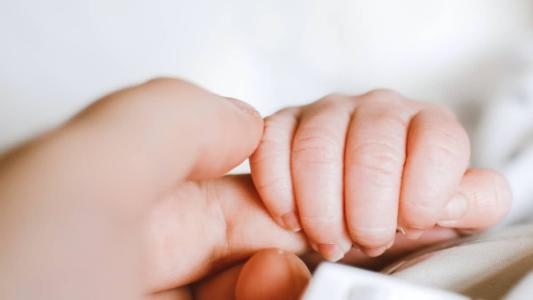 O bebê foi achado na lixeira de um banheiro do hospital e morreu no dia seguinte