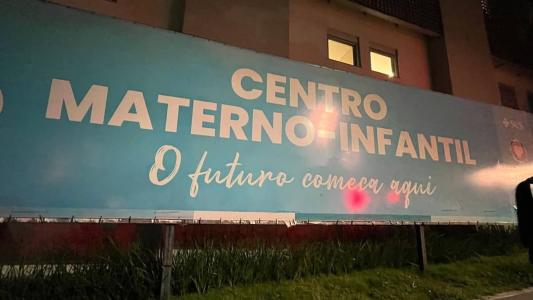 O bebê foi encontrado com a placenta e secreções