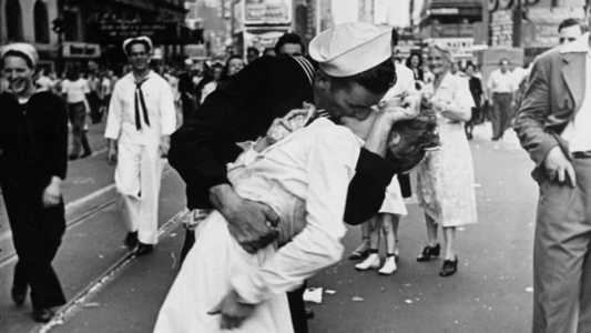 "O Beijo da Times Square", conhecido por eternizar o fim da Segunda Guerra Mundial