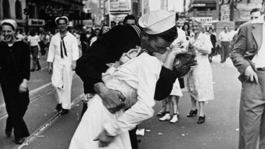"O Beijo da Times Square", conhecido por eternizar o fim da Segunda Guerra Mundial