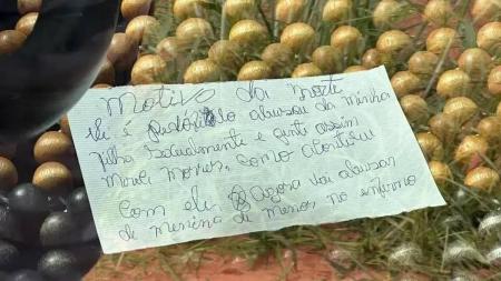 O bilhete foi deixado no veículo, ao lado do corpo