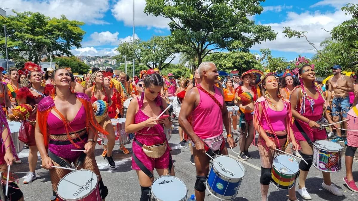 Carnaval em BH: Havayanas Usadas começa o cortejo com muita animação e axé 