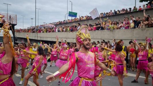 O bloco mantém a tradição de sair ao raiar do sol do sábado de Carnaval, dos arredores da rua dos Guaicurus